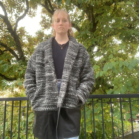 Danier winter cocoon coat sz M with leather trim - Picture 3 of 12